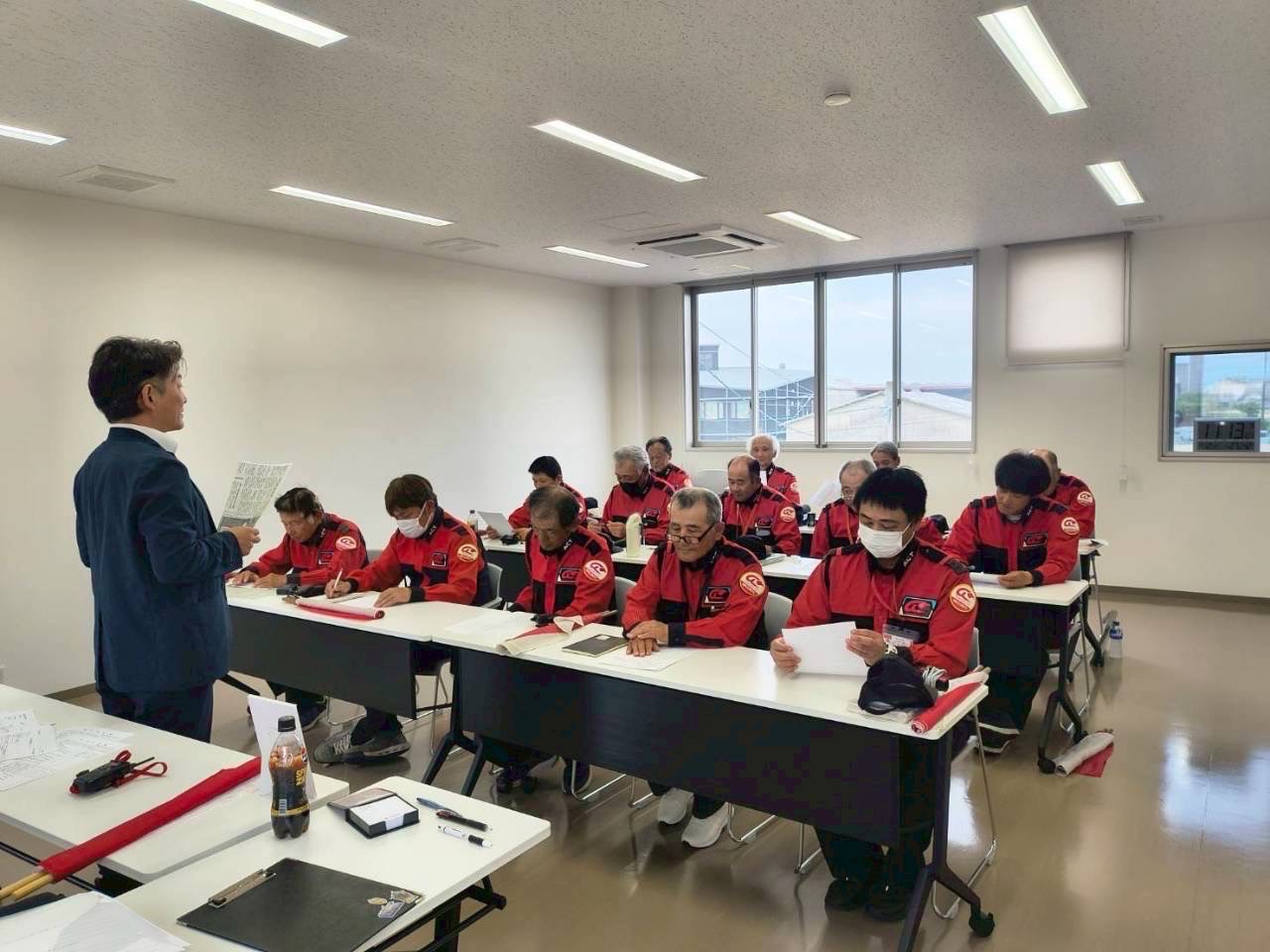安全教育に参加するスタッフたちの様子